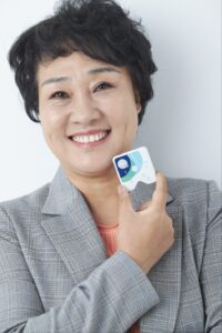 힐리골드우면이 한 손에 힐리를 들고 웃고 있습니다.