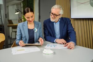 힐리는 가슴에 차고 맥힐리는테이블위에 있습니다. 남성과 여성이 맥힐리와 힐리의 차이점에 대해 이야기하고 있습니다. 