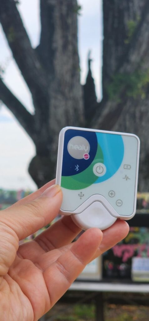 힐리 디바이스를 한 손에 들고 있습니다.